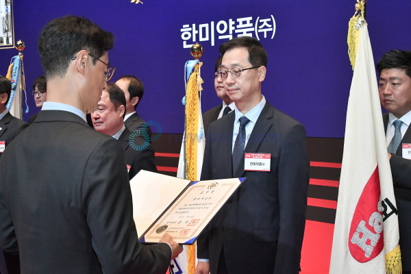 ▲ 한미약품은 지난 20일 ‘제50회 국가품질경영대회’에서 국가품질특별상 지속가능경영 부문 국무총리 표창을 수상했다고 밝혔다.