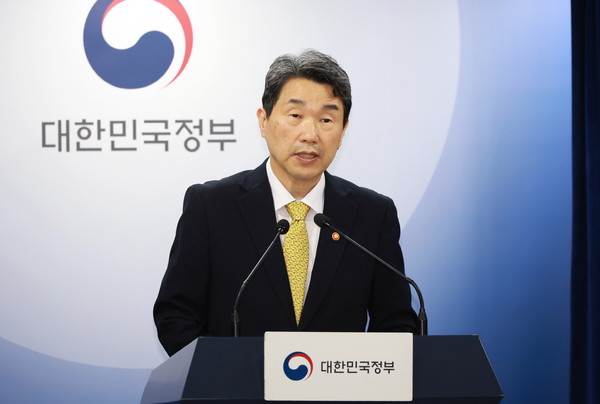 ▲ 이주호 장관은 25일, CBS 김현정의 뉴스쇼에 출연해 2025학년도 입학 정원 조정은 없다고 밝혔다.