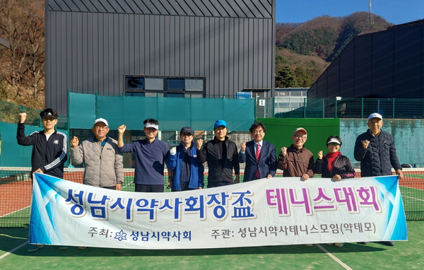 ▲ 성남시약사회장배 테니스대회에서 최재윤 약사가 우승했다.