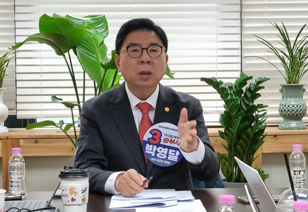 ▲ 박영달 후보는 최광훈 후보가 법카 유용 의혹에 답해야 한다고 주장했다.