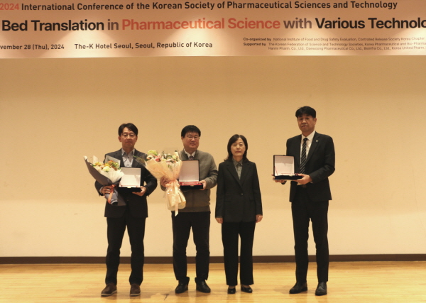 ▲ 신신제약은 지난 27일 서울 더케이 호텔에서 열린 2024년 한국약제학회 국제 학술 대회에서 이우영 부사장이 생산기술공로상을 수상했다고 밝혔다.