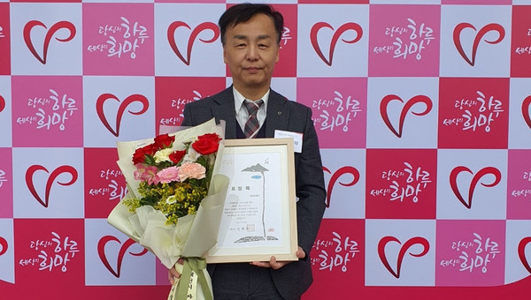 ▲ 유영제약은 27일 진천상공회의소가 주관한 ‘제8회 진천군 기업인의 날’ 행사에서 지역사회 고용 창출과 경제 발전에 기여한 공로를 인정받아 ‘일자리 창출 대상’을 수상했다고 밝혔다.