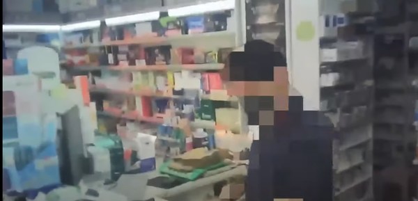 ▲ 권 후보의 해명 이후 온라인에는 권 후보의 남편이 감기약을 판매하는 모습이 담긴 다른 영상이 공개됐다.