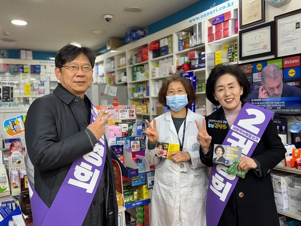 ▲ 권영희 후보는 29일, 경기도 군포지역 약국가를 방문해 동네약국 경영 지원책을 마련하겠다고 약속했다.
