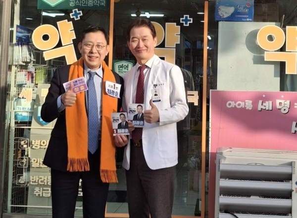 ▲ 최광훈 후보는 광주 전남지역 약국가를 방문해 불용재고 의약품 반품 정례화를 추진하겠다고 발표했다.