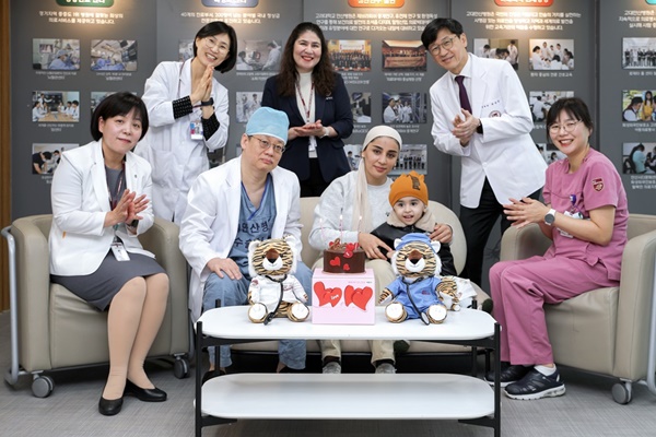 ▲ 무스타포 군의 성공적인 치료를 축하하는 자리에서 환자가족과 고대안산병원 의료진들이 기념사진을 찍고있다. 하단 좌측 두번째 신경외과 김상대 교수, 세번째 무스타포군 어머니와 무스타포군. 뒷줄 가장 오른쪽 권순영 안산병원장.