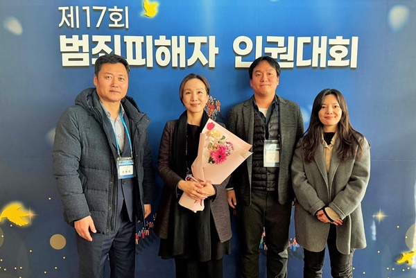▲ 왼쪽에서 2번째 배승민 교수.