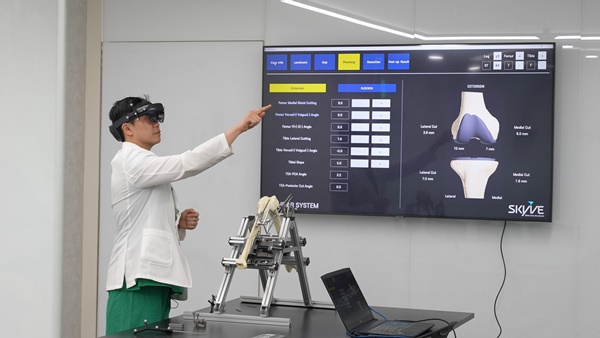 ▲ 연세사랑병원 의료진이 AR(증강 현실)과 3D 이미지 기반이 결합된 인공관절 수술을 시연하고 있다.