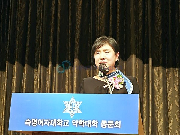 ▲ ▲ 김미경 회장은 동문들에게 감사의 말을 전했다.