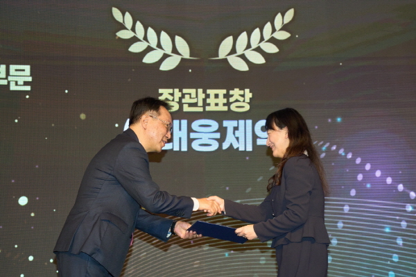 ▲ 대웅제약아은 지난달 28일 서울 포시즌스 호텔에서 보건복지부와 한국보건산업진흥원이 주최한 ‘2024 보건산업 성과교류회’에서 우수 혁신형 제약기업으로 선정돼 보건복지부 장관 표창을 수상했다.
