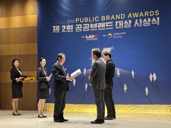 ▲ 종근당이 29일 서울 송파구 광고문화회관에서 열린 제2회 한국 공공브랜드 대상 디지털광고 부문에서 ‘브레이닝 캠페인’으로 대상을 수상했다.