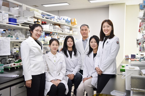 ▲ (왼쪽부터) 이수진 교수, 김소연 연구원, 김민하 연구원, 김형석 교수, 이수현 연구원, 전민 교수.
