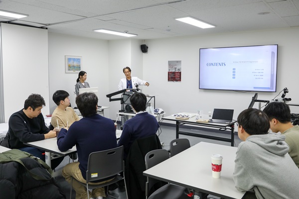 ▲ 고려대 안산병원 이비인후ㆍ두경부외과가 지난달 29일 제1회 정밀의학 기반 3D 프린팅 측두골 해부실습 및 가상현실 기반 환기관 튜브 삽입술 워크숍을 개최했다.