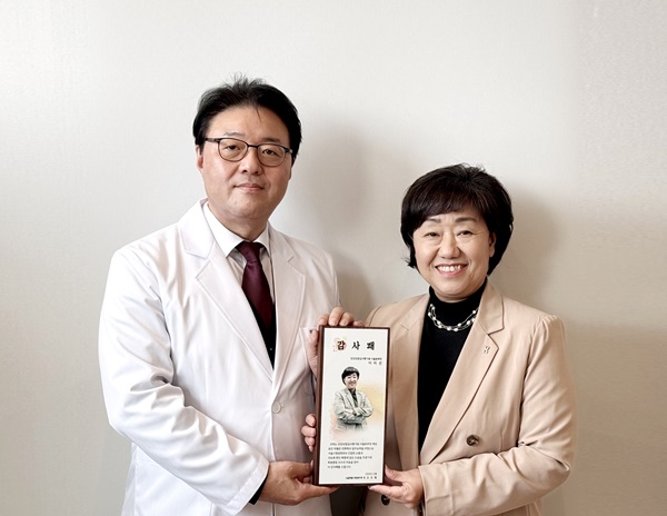 ▲ 고도일 회장(왼쪽)과 이미선 본부장.