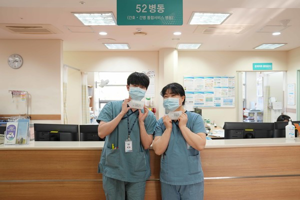 ▲ 갑상선암 환자가 동남권워자력의학원 의료진에게 감사 편지를 전달했다.