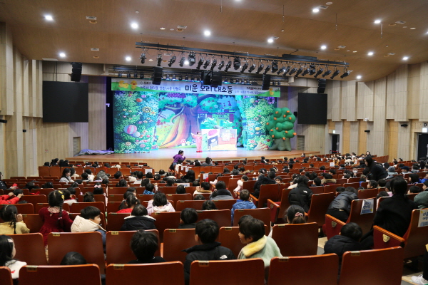 ▲ 일동제약이 서초구 약사회와 함께 어린이들을 대상으로 올바른 의약품 사용의 중요성을 알리는 인형극 ‘미운 오리 대소동’ 상연 행사를 가졌다고 밝혔다.