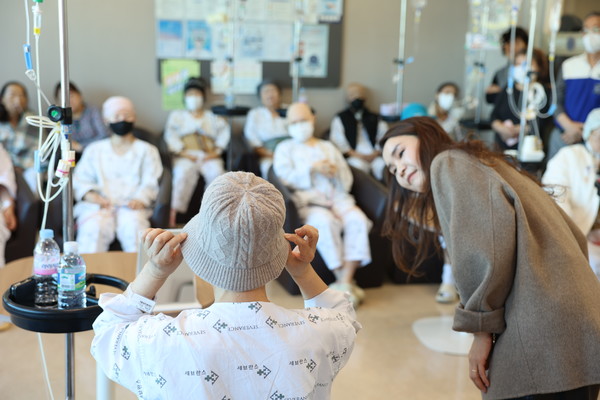 ▲ 연세암병원이 모자브랜드 신저와 함께 항암 환자에게 모자를 전달했다.