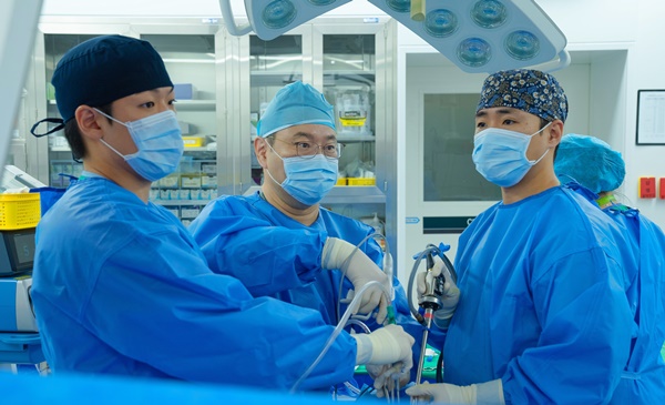 ▲ 폐암 단일공 수술 집도하는 김관창 교수팀.