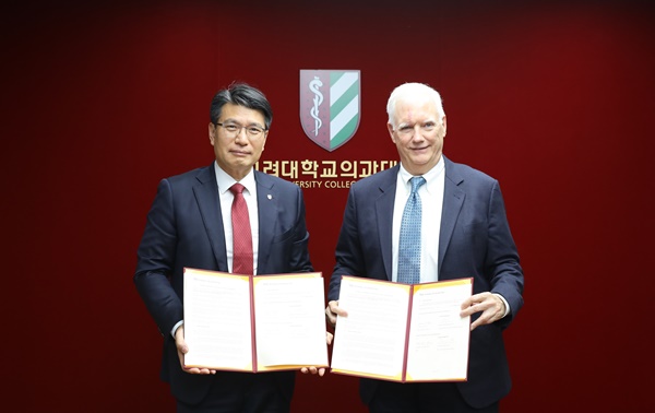 ▲ 편성범 학장(왼쪽)과 로버트 로바워 부학장.