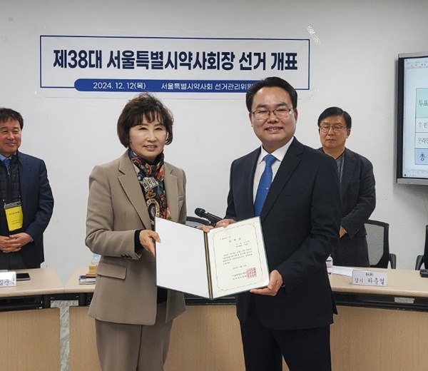▲ 김위학 당선인(오른쪽)과 한동주 선관위원장.