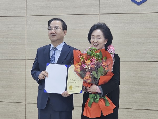 ▲ 약사들은 권영희 당선인이 새로운 집행부를 잘 구성해 현안들을 해결해내길 바란다는 말을 전했다.
