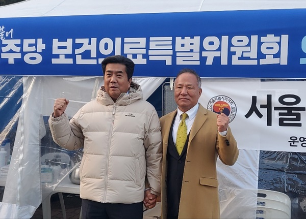 ▲ 강청희 위원장(왼쪽)과 황규석 회장.