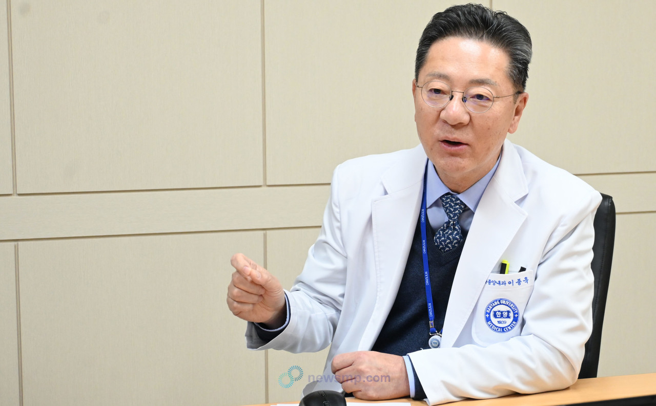 ▲ 발작성 야간 혈색소뇨증(Paroxysmal Nocturnal Hemoglobinuria, PNH) 치료 전선에 든든한 원군이 등장했다. C5 억제제 치료에도 불구하고 빈혈이 지속되며 여전히 수혈이 필요한 환자들에게 새로운 치료 옵션, 엠파벨리(성분명 페그세타코플란, 한독)가 건강보험 급여 목록에 등재된 것. 이에 의약뉴스는 세계적인 PNH 전문가인 한양대학병원 혈액종양내과 이종욱 교를 만나 C5 억제제의 미충족 수요와 엠파벨리의 임상적 가치를 조명했다.