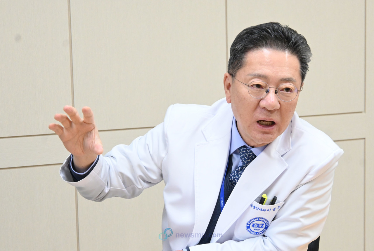 ▲ 이종욱 교수는 “혈관 내 용혈은 생존과 관련이 있기 때문에 PNH 치료는 혈관 내 용혈을 억제하는 것이 기본 명제”라며 “여기에 삶의 질에 영향을 주는 혈관 외 용혈까지 억제하기 위해 개발한 것이 C3 억제제 엠파벨리와 같은 상단 억제제(Proximal Inhibitor)로, C3를 억제하면 혈관 외 용혈은 물론, 혈관 내 용혈까지 억제할 수 있어 일석이조”라고 강조했다.