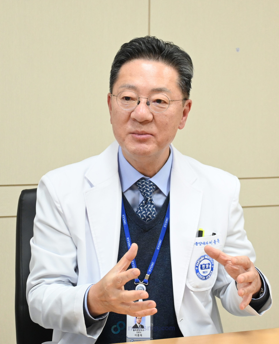 ▲ 이종욱 교수는 “혈관 외 용혈이 발생하면 빈혈이나 이로 인한 피로감으로 삶의 질이 크게 저하될 수 있다”면서 “특히 수혈까지 받아야 하는 상황에 놓일 수도 있다”고 말했다. 다만 “모든 혈관 외 용혈에 엠파벨리와 같은 치료제가 필요한 것은 아니다”라며 “혈관 외 용혈 중 수혈이 필요할 정도의 빈혈이 발생하는, 즉 임상적으로 의미가 있는 혈관 외 용혈(Clinically significant ExtraVascular Hemolysis, Cs-EVH)의 경우에는 도움이 도움이 된다”고 설명했다.