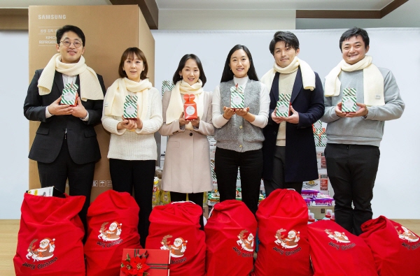 ▲ 한국오노약품공업은 지난 11일 소아암 환아들을 위한 크리스마스 선물과 후원금을 소아암 환아와 가족을 지원하는 단체인 한빛소아암재단에 전달했다고 밝혔다.