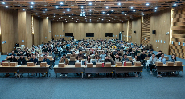 ▲ SK바이오팜은 지난 16일, 사회공헌 네트워크 행복얼라이언스와 함께 사각지대에 놓인 결식아동들을 위한 ‘행복상자’ 포장 자원봉사를  진행했다고 밝혔다.