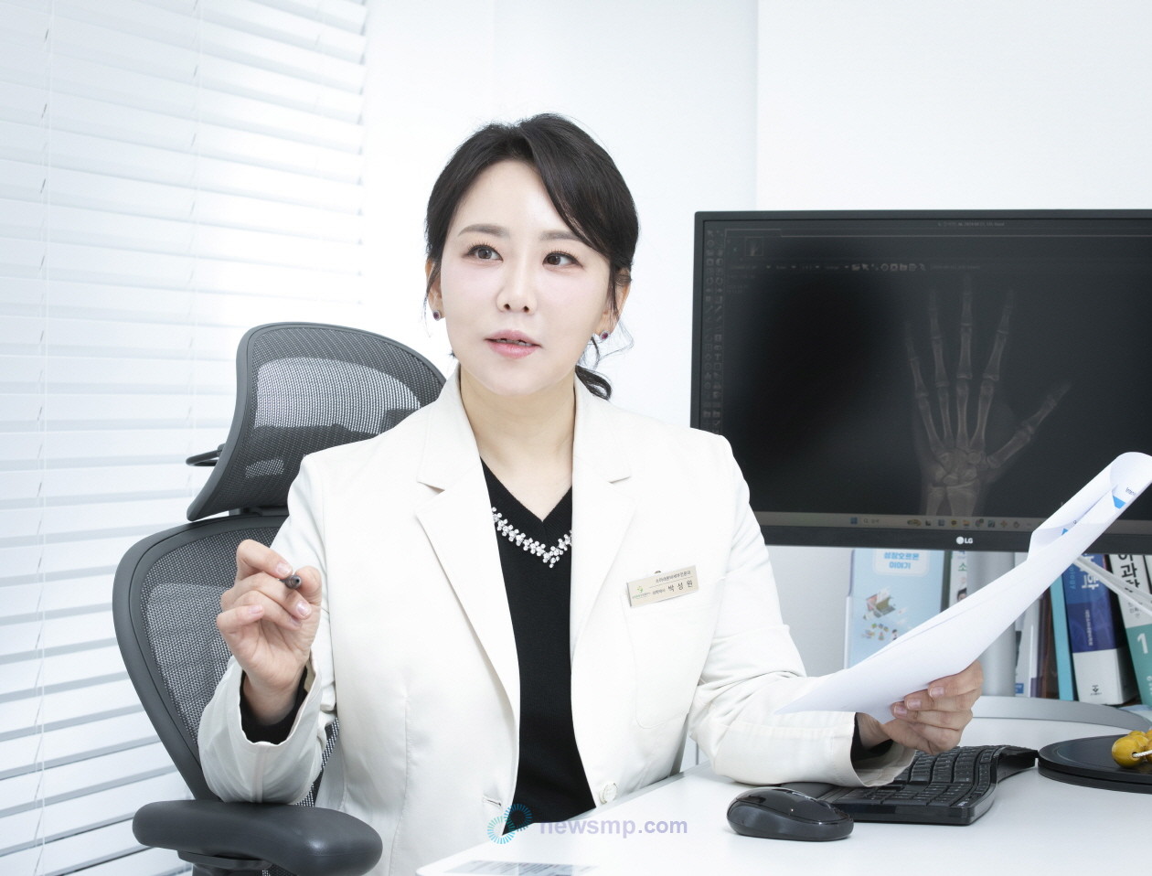 ▲ 큰 키를 선호하는 사회적 분위기로 성장호르몬 치료에 대한 관심이 증가하고 있다. 의약뉴스는 너무 몰라서, 혹은 너무 많이 알아서 문제가 되고 있는 성장호르몬 치료의 오해를 풀기 위해 삼성쑥쑥성장소아청소년과의원 박성원 원장을 만났다.
