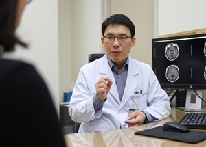 ▲ 임재성 교수가 환자에게 질환에 대해 설명하고 있다.
