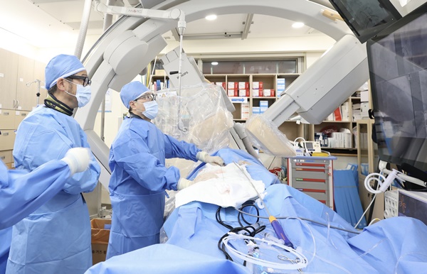 ▲ 삼성서울병원은 19일 최첨단 심방세동 치료법인 펄스장 절제술을 시술했다고 밝혔다. 사진은 온영근 교수의 시술 장면(오른쪽부터 온영근 교수, 줄리안 천 교수)