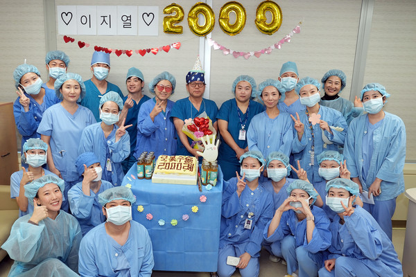 ▲ 이지열 교수가 로봇수술 2000례를 달성했다.