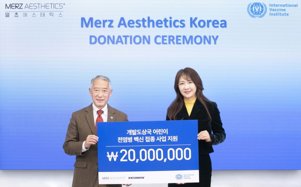 ▲ 멀츠 에스테틱스 코리아는 자사의 보툴리눔 톡신 제제 제오민의 국내 출시 15주년 기념 기부 캠페인을 성료하고 국제백신연구소(IVI)에 기부금 2000만원을 전달했다고 밝혔다.