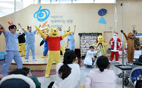 ▲ 세브란스병원 남자간호사회가 어린이병원 1층 라운지에서 어린이 환자를 위해 공연을 펼쳤다.