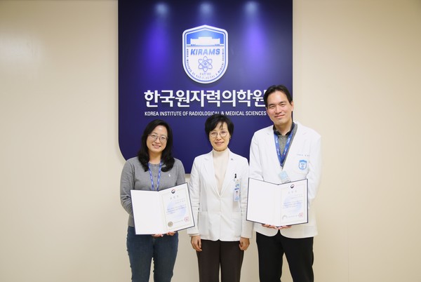▲ 이달님, 공창배 박사가 원자력안전위원회 위원장 표창을 받았다.