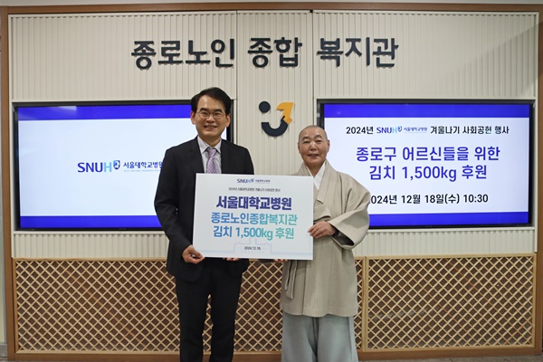 ▲ 박도중 대외협력실장(왼쪽)과 정관스님.