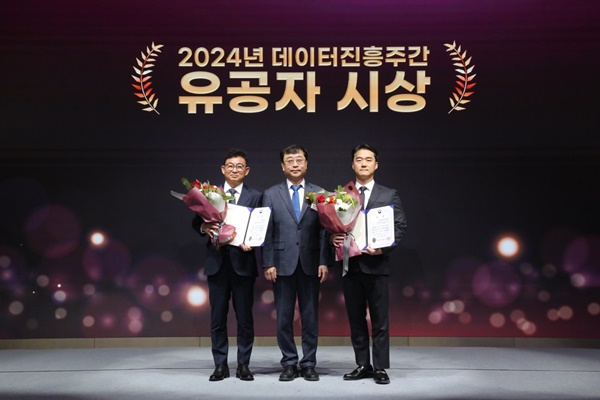 ▲ 서영균 센터장(한림대성심병원 가정의학과 교수, 오른쪽 첫 번째)이 2024년 데이터 품질 대상 과기부 장관상을 수상하고 있다.