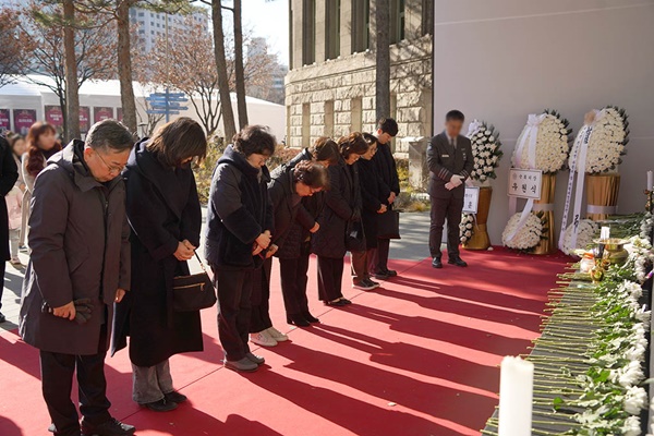 ▲ 대한간호협회 탁영란 회장과 관계자들이 31일 제주항공 여객기 사고로 숨진 희생자 합동분향소를 찾아 조문했다.