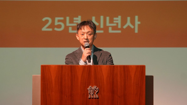 ▲ 대웅제약이 을사년 새해를 맞아 2일, 시무식을 개최하고 전 임직원들에게 지난해 경영 성과와 올해 대웅제약의 경영방침을 공유했다.