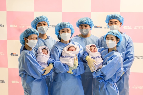 ▲ 새해 첫날 일산차병원에서 태어난 아기를 간호사들이 안고 있다. 뒷줄 오른쪽부터 아기 아빠 강우석, 이효영, 박준수 씨.