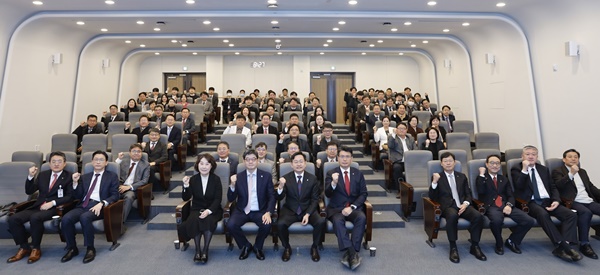 ▲ 고려대의료원은 2일 각 기관장 및 보직자와 함께 신년하례식을 거행했다.
