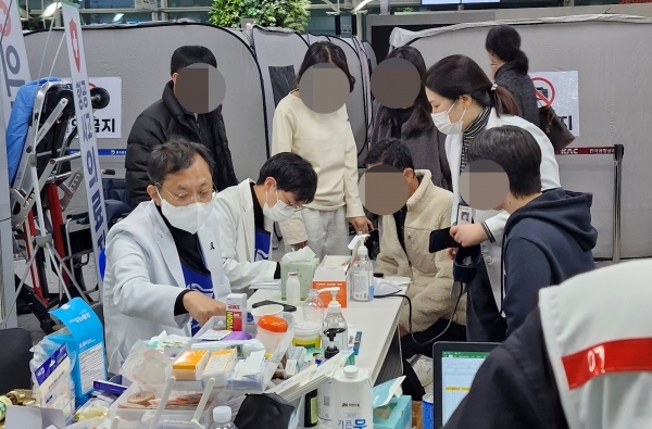 ▲ 1일 무안공항에서 여객기 참사 피해자 가족 등을 위한 의료지원을 펼치고 있는 전라남도의사회 최운창 회장과 한 사직 전공의.