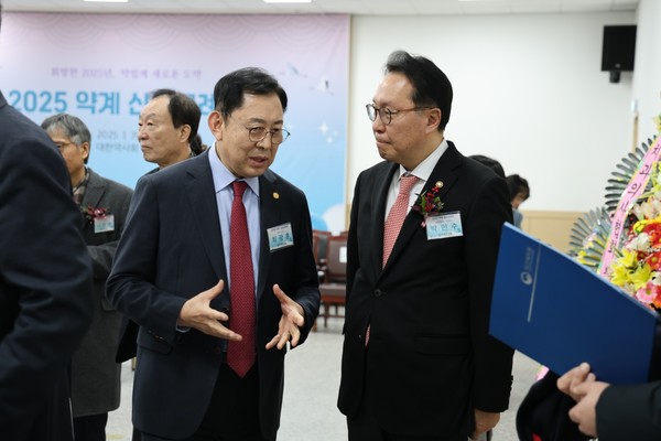 ▲ 대한약사회 최광훈 회장(왼쪽)과 보건복지부 박민수 제2차관