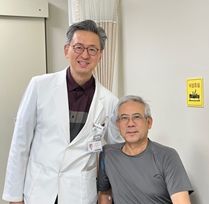▲ 정홍근 교수가 지난 12월 10일 발목 인공관절 전치환술 500례를 달성하고 환자와 사진을 촬영하고 있다.