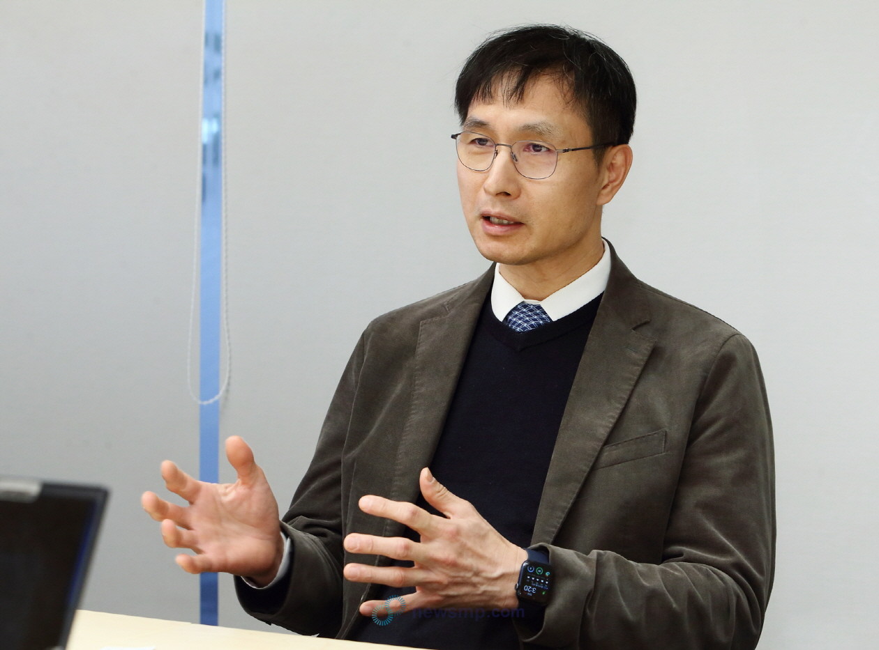 ▲ 단국대학교병원 이비인후과 모지훈 교수 연구팀은 지난해 만성 비부비동염과 상피-중간엽 전이(Epithelial-Mesenchymal Transition, EMT)의 상관관계를 정리한 리뷰 논문을 대한비과학회지 Journal of Rhinology에 게재했다. 연구팀은 비용종을 동반한 제2형 염증성 비부비동염 환자에서는 인터루킨(Interleukine, IL)-4와 IL-13을 EMT를 유발하는 주요 원인 중 하나로 꼽았다. 이에 의약뉴스는 모지훈 교수를 만나 제2형 염증성 만성 비부비동염 환자에서 IL-4와 IL-13이 EMT에 미치는 영향과 이를 억제하는 듀피젠트의 임상적 가치를 조명했다.