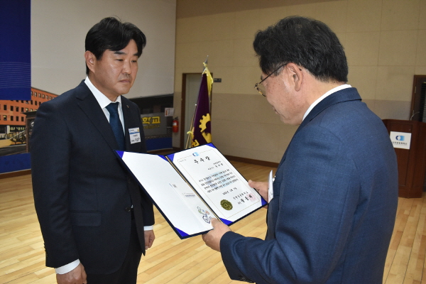 ▲ 유영제약은 진천상공회의소에서 주관하는 '2024년 미래내일일경험 사업'에 적극 참여한 공로를 인정받아 7일, 우수상을 수상했다고 밝혔다.