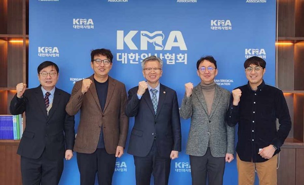 ▲ 대한정형외과의사회 임원들이 제43대 대한의사협회 회장으로 당선된 김택우 회장을 방문, 당선을 축하했다.